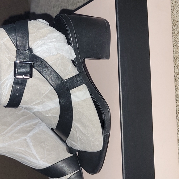 BCBG BLACK LEATHER SZ 61/2 NEW BEAUTIFUL SANDAL - Picture 3 of 5